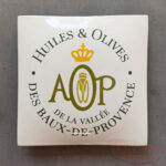 AOP-Huiles-&-Olives-enamel-signs-25x25cm-with-blind-fixing